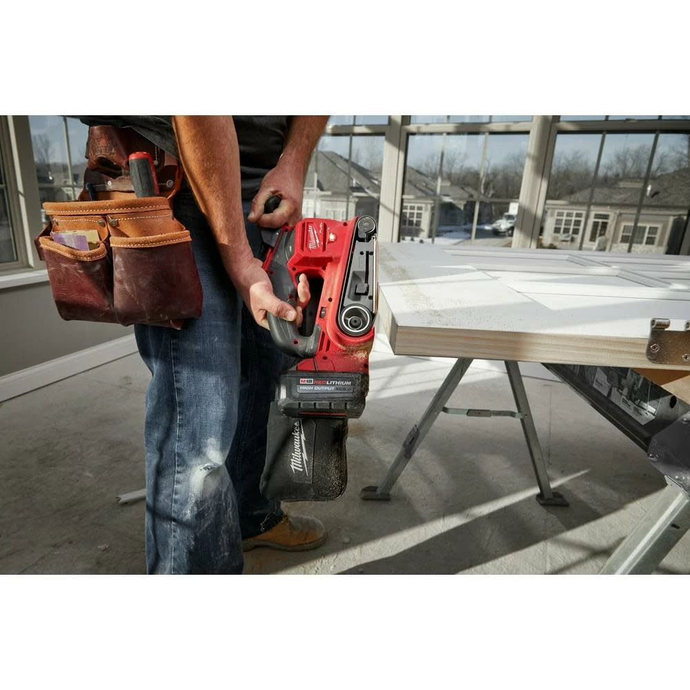 Milwaukee M18 FUEL 3"x18" Belt Sander 12 Milwaukee M18 FUEL 3"x18" Belt Sander - Image 10